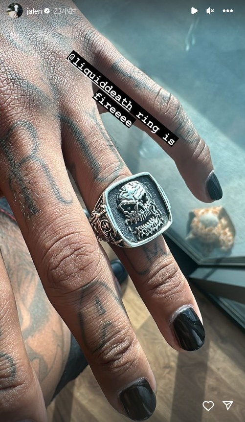 有点不懂审美！杰伦-格林INS晒黑色指甲油+大骷髅戒指
