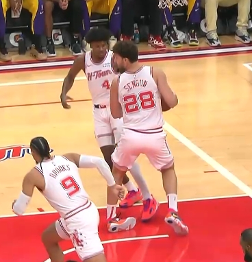 生疼！申京抢到篮板不慎崴脚 好在无碍继续比赛