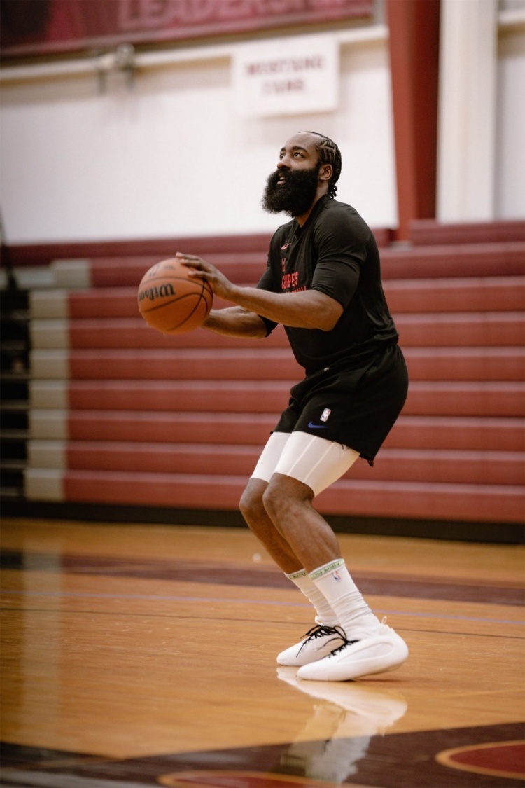 心情大好！快船最新训练照 哈登出镜&个个面带笑容