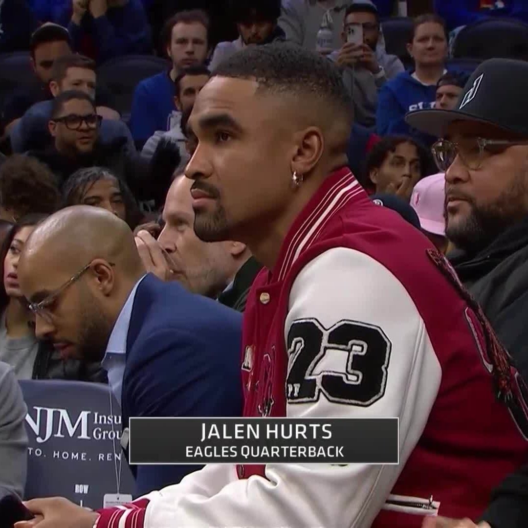 昨日拿下5个达阵+绝杀！费城老鹰明星四分卫赫茨观战76人vs湖人