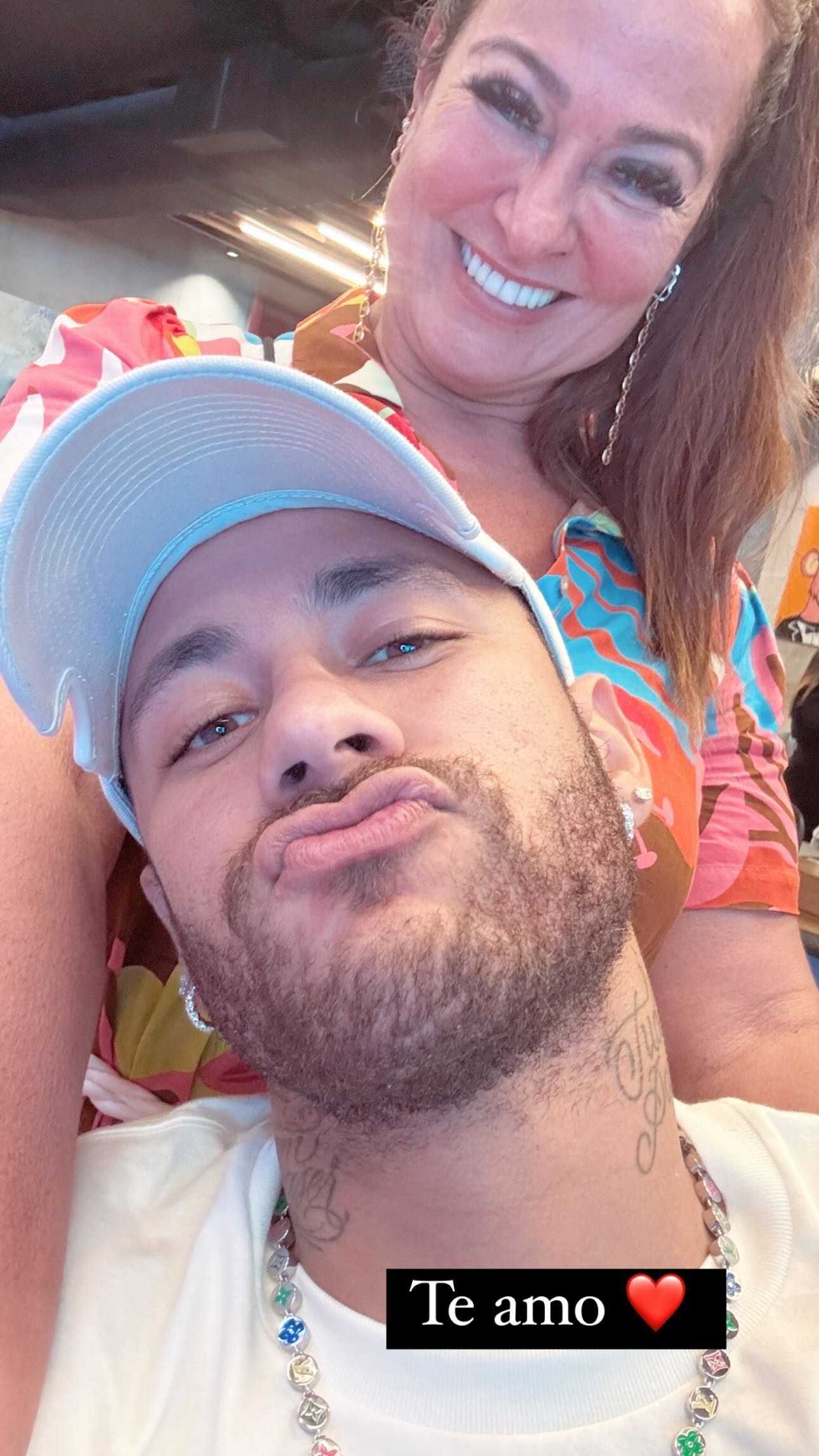 像不像❓内马尔和亲生母亲合照！内马尔嘟嘴+妈妈笑容满面