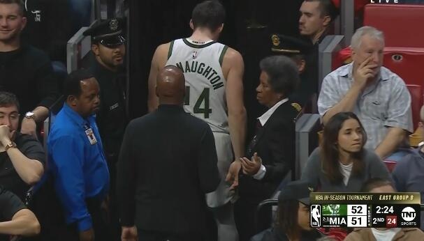 望无大碍！康诺顿扭伤右脚踝 本场不会回归