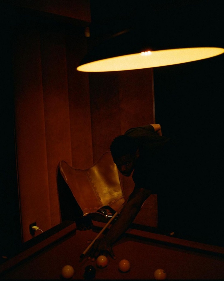 台球、领奖、逛展、窝沙发贝林最新的休闲照来咯