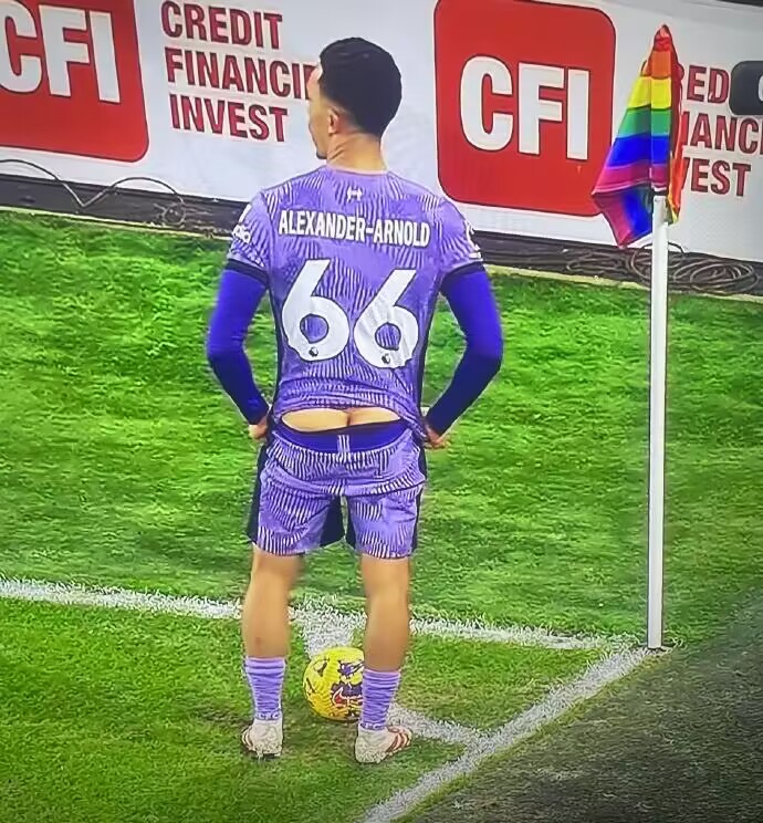 战术信号？阿诺德助攻范迪克破门前，漏了一半臀部