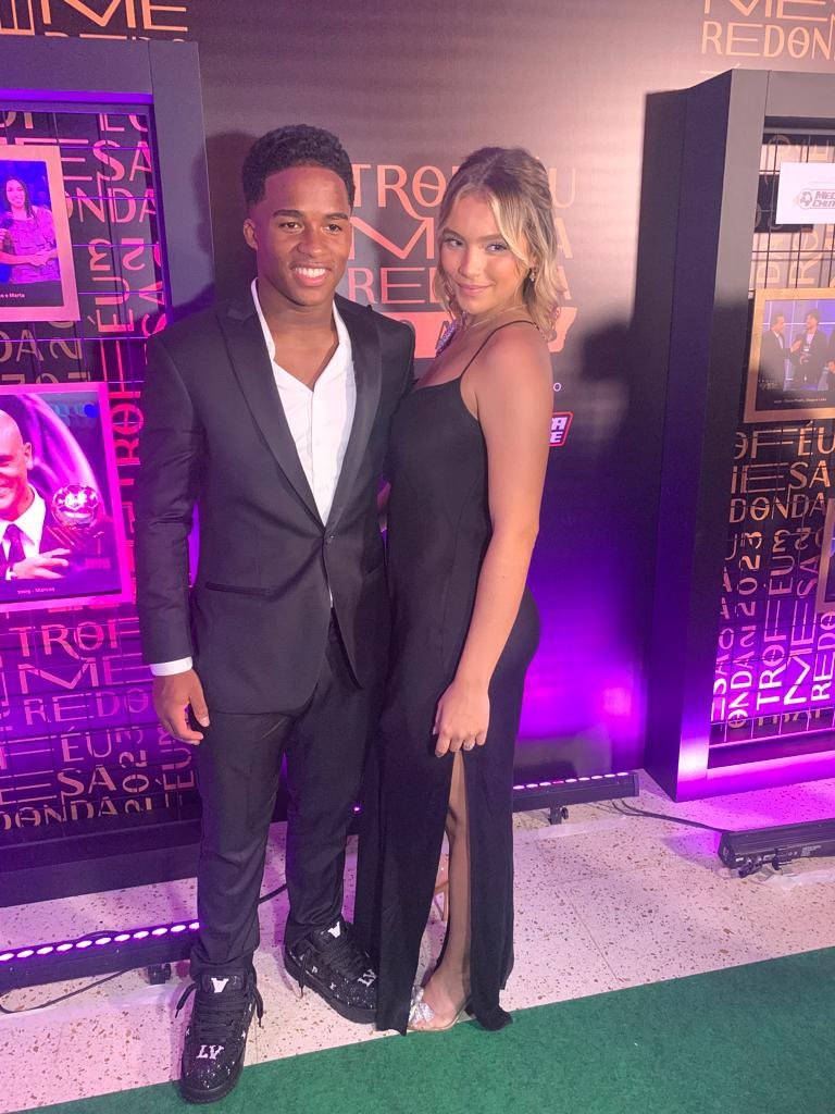 才子佳人17岁恩德里克和女友参加颁奖晚会~