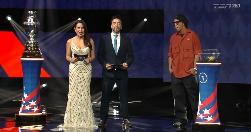 这一身打扮如何？南美传奇球星小罗来到美洲杯抽签现场