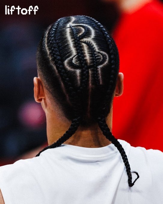 想起了谁？狄龙今日以火箭LOGO发型亮相