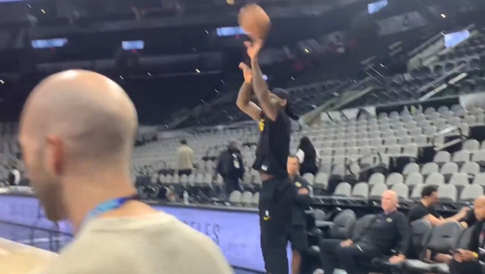 詹姆斯调笑：40岁后我要换左手打5年 拿5000分再退役