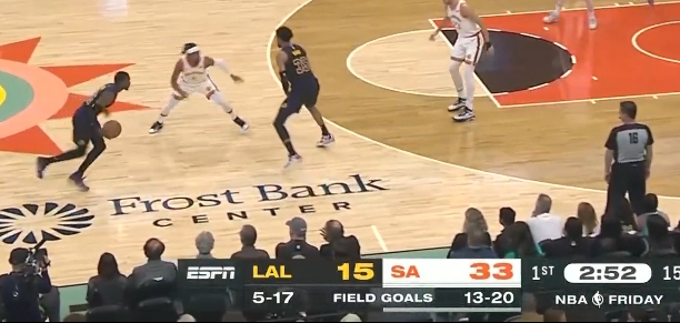 首节还有近3分钟 湖人双向球员霍奇已经替补登场了