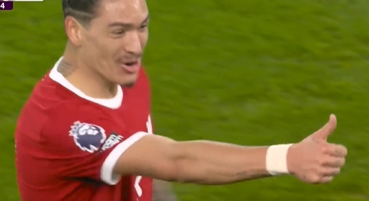 努涅斯对裁判比赞❗努涅斯冲撞埃文斯犯规！你认为这球犯规吗？