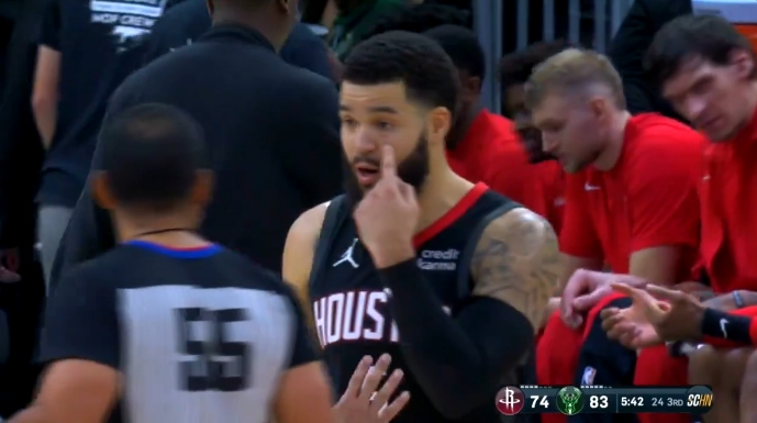 裁判回看狄龙肘击 范弗里特不满：我被肘击的时候你们怎么不看？