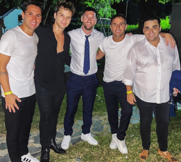 歌手Los Totora晒与梅西合影，两人参加了安东内拉妹妹婚礼