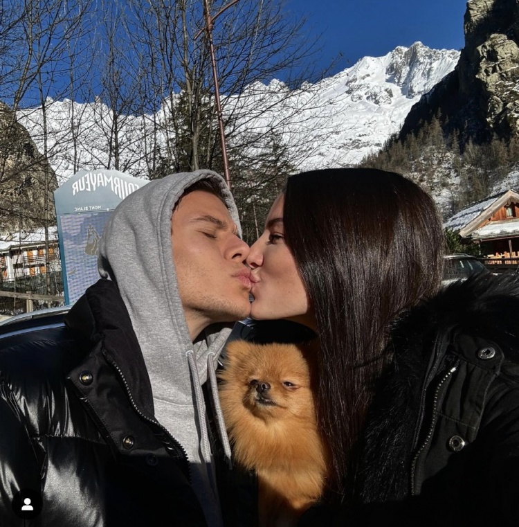 好久不见！女友晒与法乔利甜蜜接吻照：圣诞快乐❤️