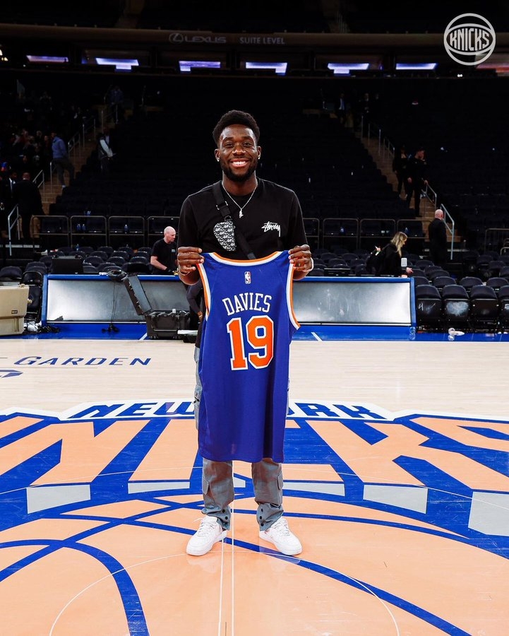 阿方索-戴维斯现身NBA尼克斯主场！晒19号专属球衣！