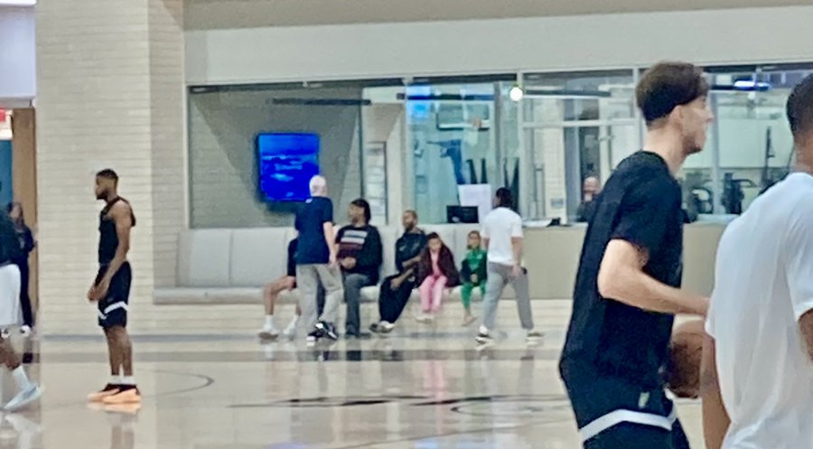 ️抱团蹭饭！邓肯和帕克今日观看了马刺的投篮训练