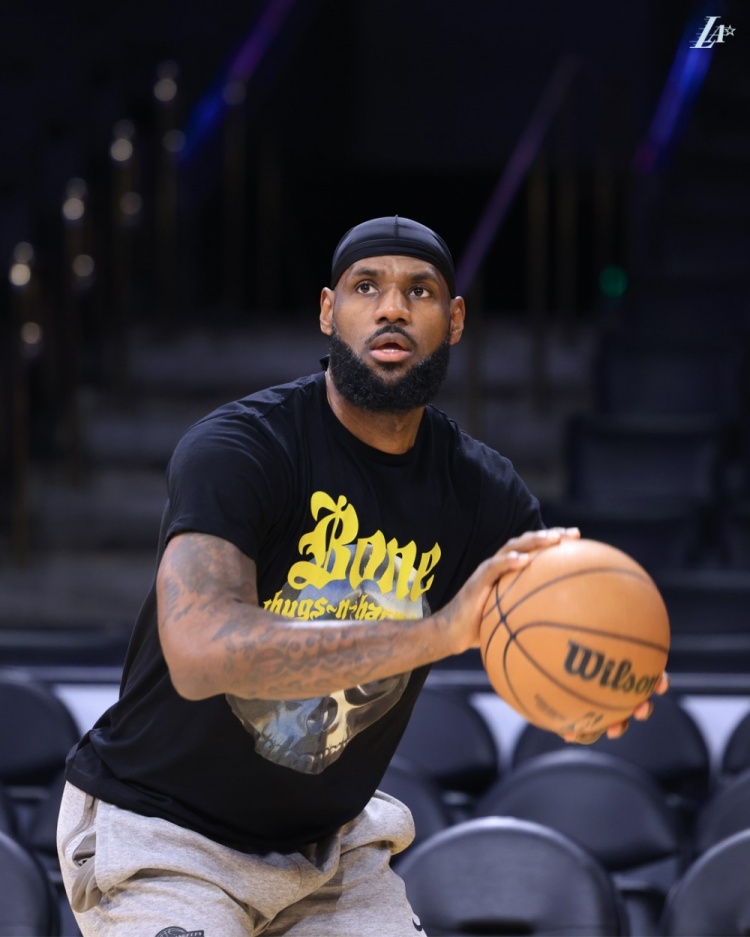 力争一胜！詹姆斯今日提前3小时到场训练 湖人目前遭3连败