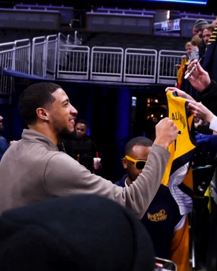 是不是微信好友？今日赛前 哈利伯顿为中国球迷签名