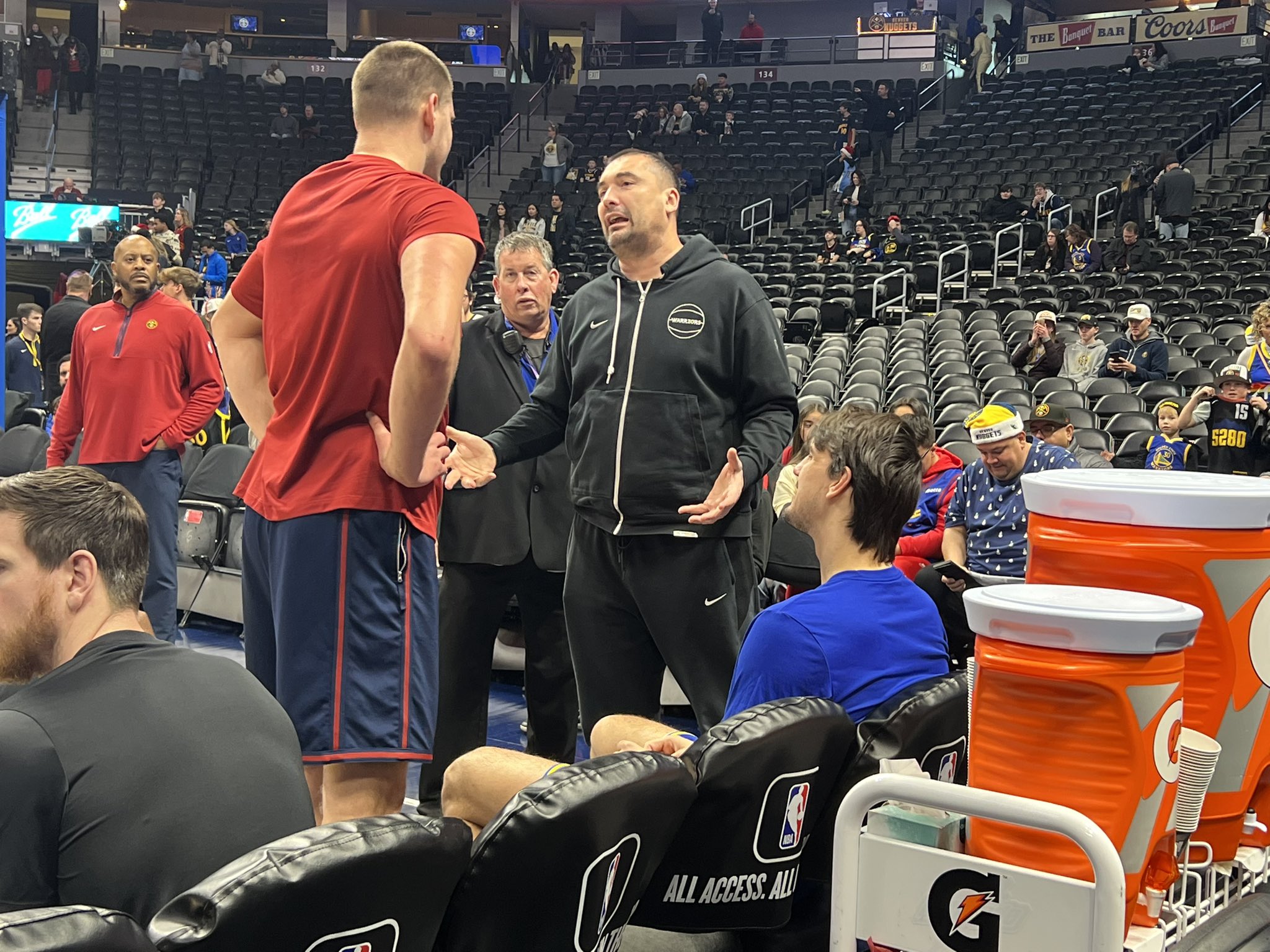 勇士掘金每场赛前 约基奇都要和恩师米洛耶维奇畅谈许久