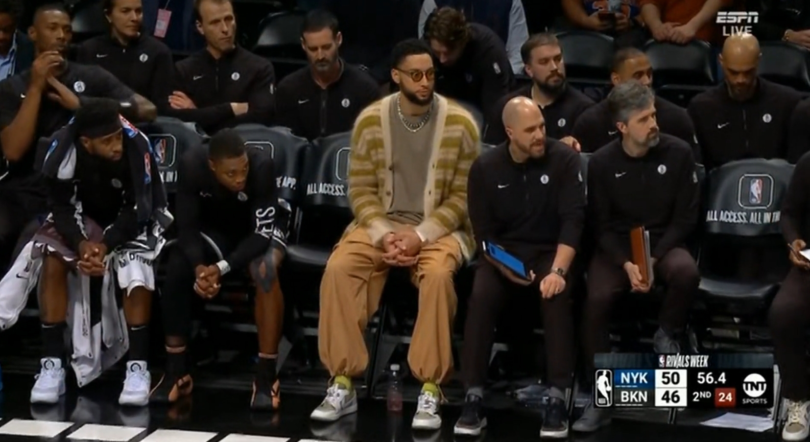 大男孩穿搭！本-西蒙斯今日替补席身穿一身暖色系休闲装