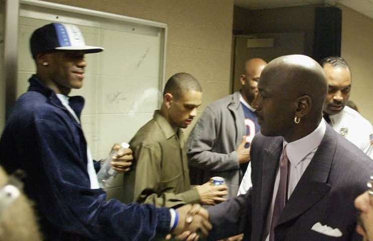 詹姆斯回忆初见乔丹：我不敢相信那是真人 他在我眼里就是耶稣！