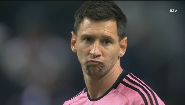 梅西无奈摊手&噘嘴！迈阿密开场13分钟连丢2球，后防漏如筛子