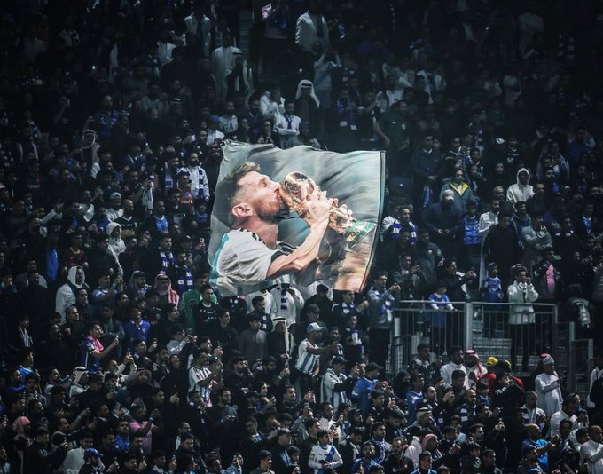 围观巨星！利雅得新月现场球迷打出梅西世界杯TIFO