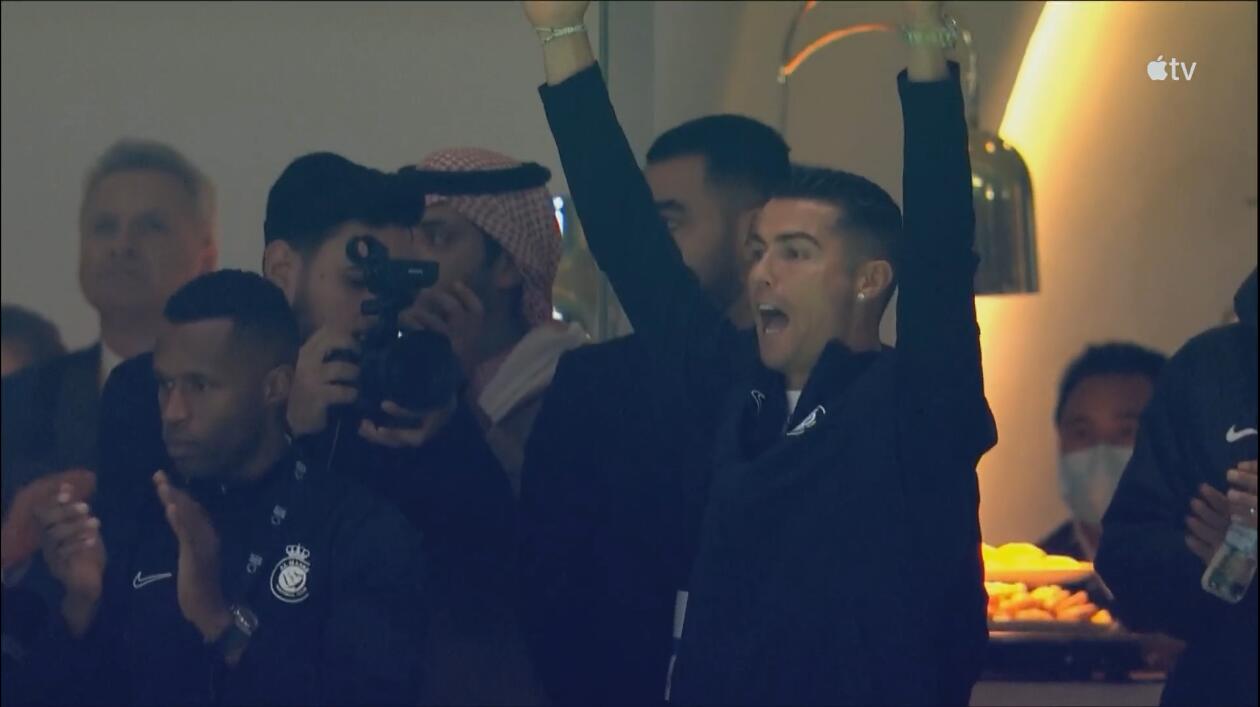 奥塔维奥为利雅得取得领先，C罗看台上振臂高呼