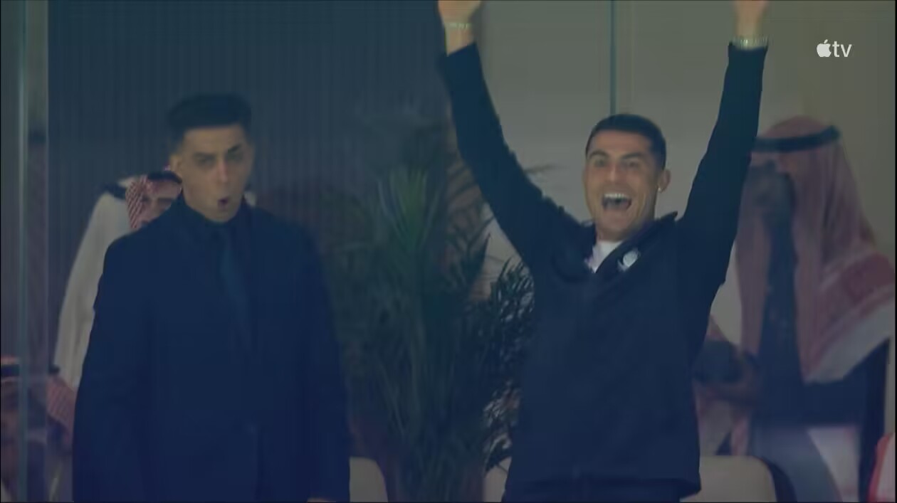 神仙球！拉波尔特后场任意球吊射破门，C罗起身振臂高呼