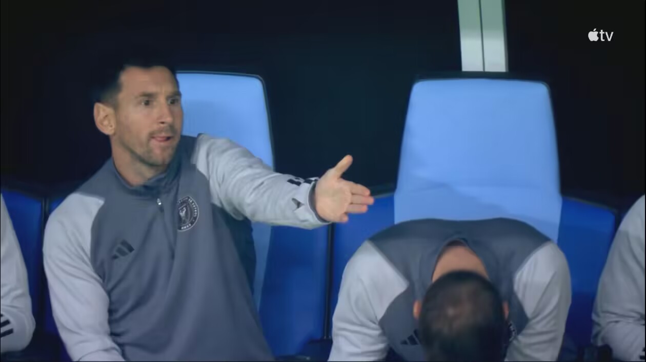 苏牙遭踢倒在地，梅西场边皱眉+伸手示意