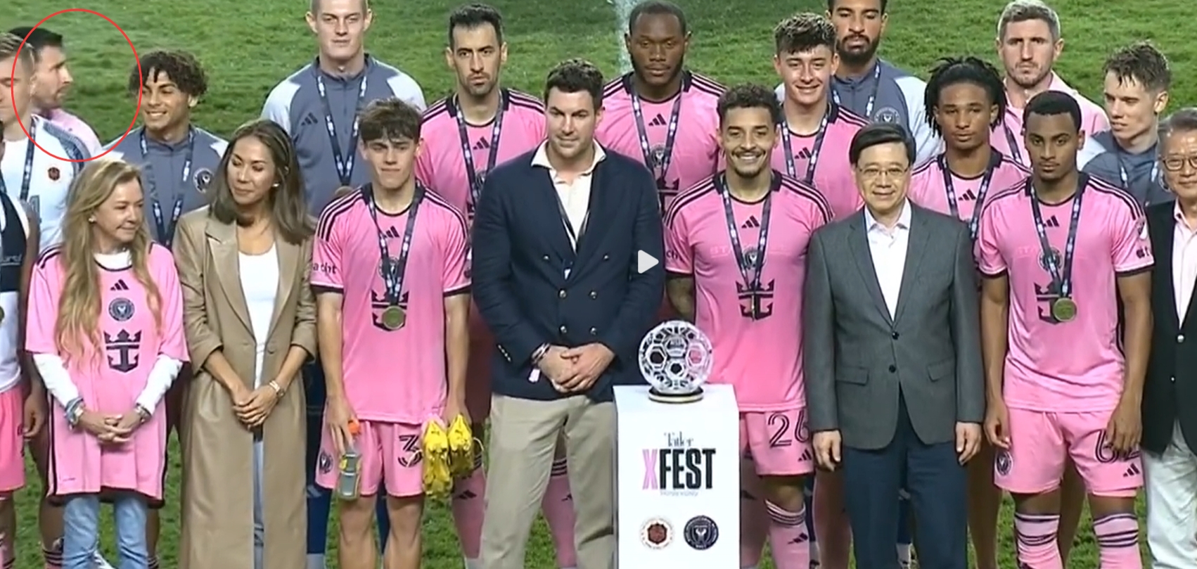 这是出什么问题了？梅西颁奖时站在最后排，被层层挡住几乎不露脸