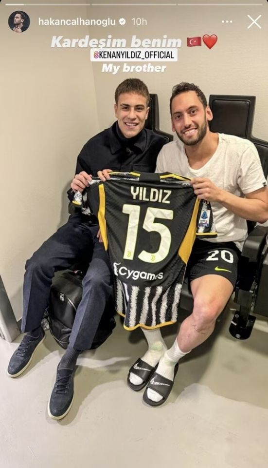 国家队队友❤️恰尔汗奥卢晒与伊尔迪兹合影:我的兄弟