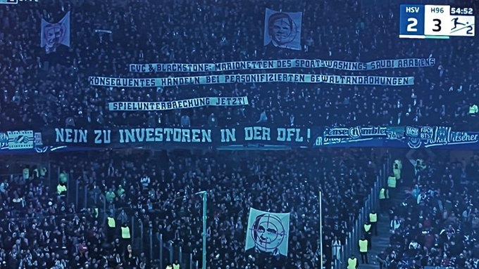 汉诺威96比赛中出现狙击前CEO的tifo，比赛一度中断