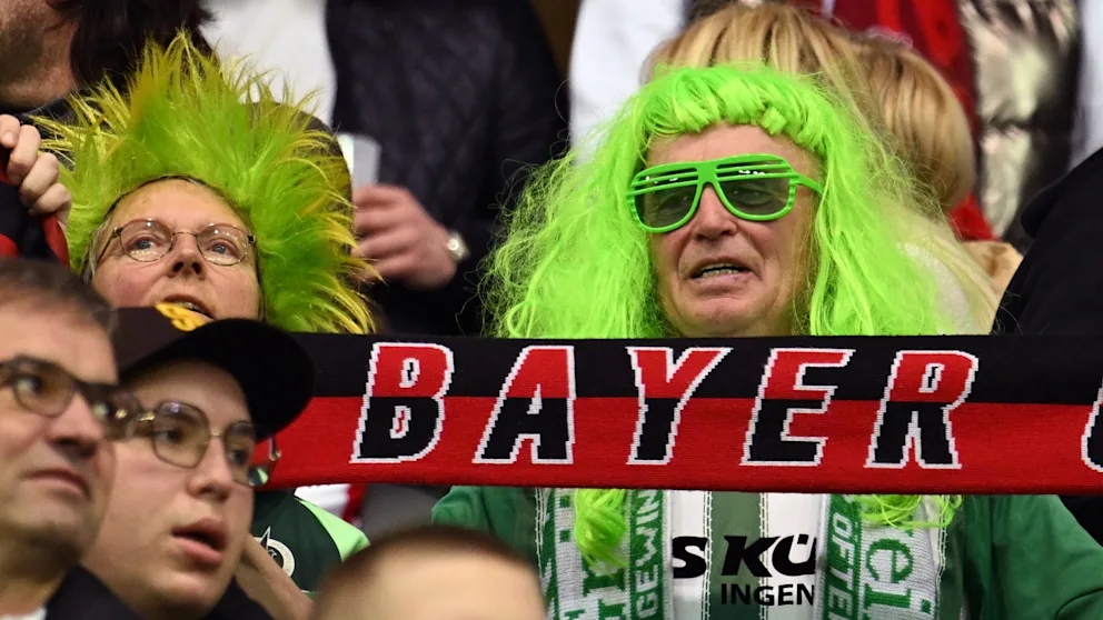 图片报:维尔茨全场12.6km跑动最多,他父母以狂欢节打扮现场观战