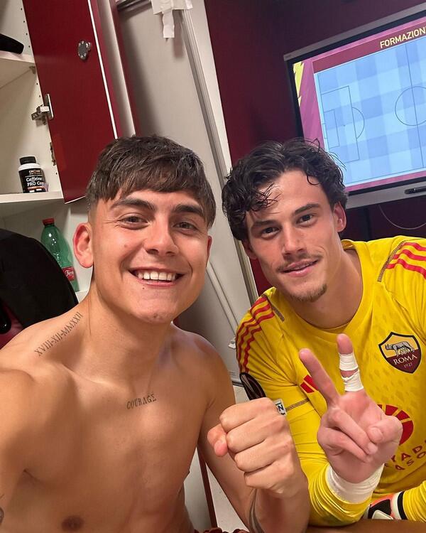 迪巴拉Ins:与罗马门将合影庆祝晋级,称赞对方是“我们的英雄”