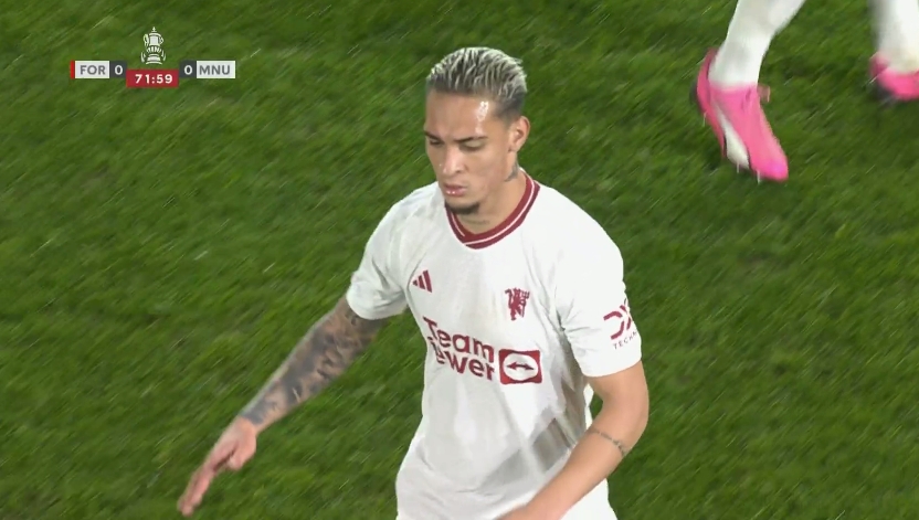 难受安东尼第72分钟被换下，本赛季27场仅入1球