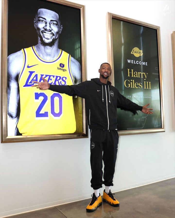 期待表现！湖人官方晒照：新援哈里-贾尔斯今日到队！