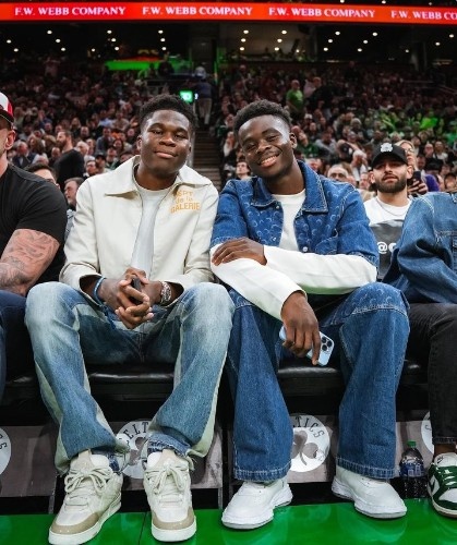 阿森纳球星萨卡观战凯尔特人 赛后和杰伦-布朗交换球衣