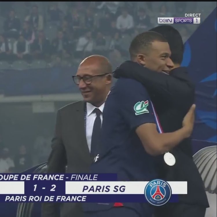 用冠军告别,姆巴佩赛后与巴黎主席纳赛尔拥抱致意
