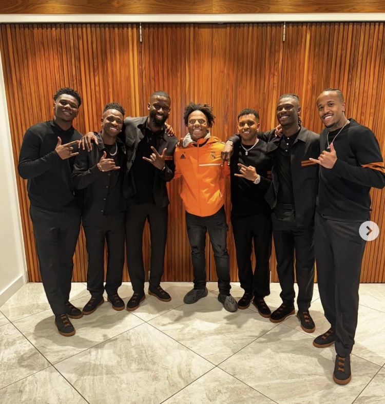 站C位太有面了！甲亢哥晒与皇马众星合照：Hala Madrid