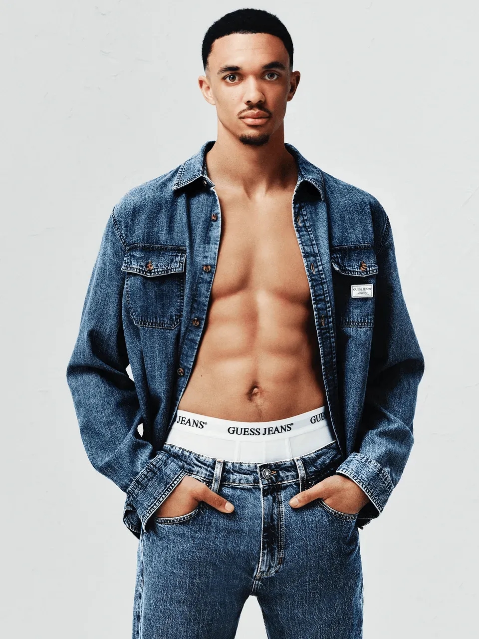 太阳报:阿诺德和女友成为Guess Jeans的品牌大使