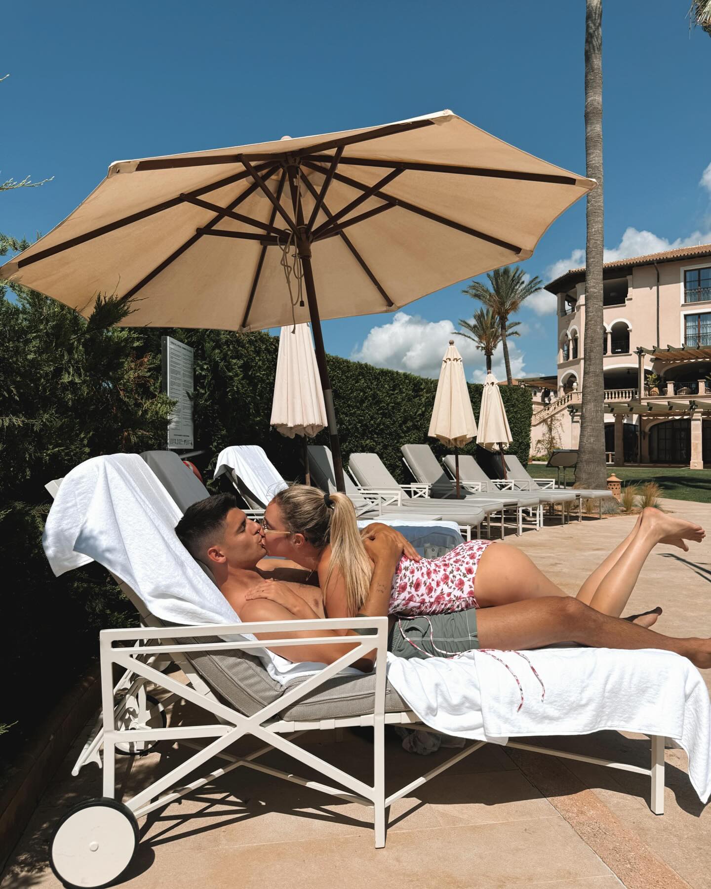 【社交秀】❤️看球太太团PK度假太太团，风景哪边更美？