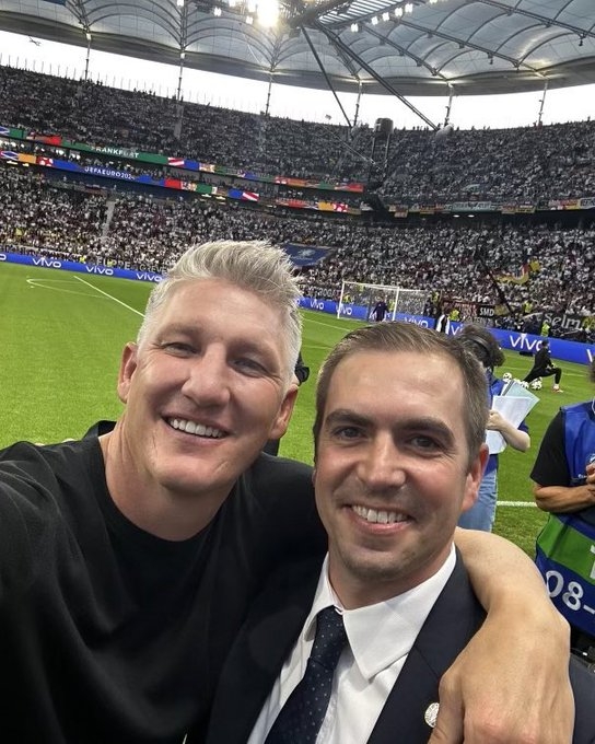 小猪晒与拉姆合照庆祝德国晋级:团队的胜利,期待淘汰赛