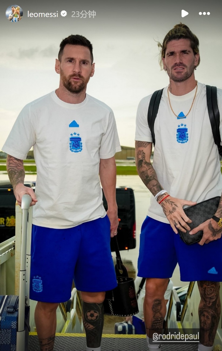 出征半决赛!梅西社媒晒与德保罗在登机前合影照片