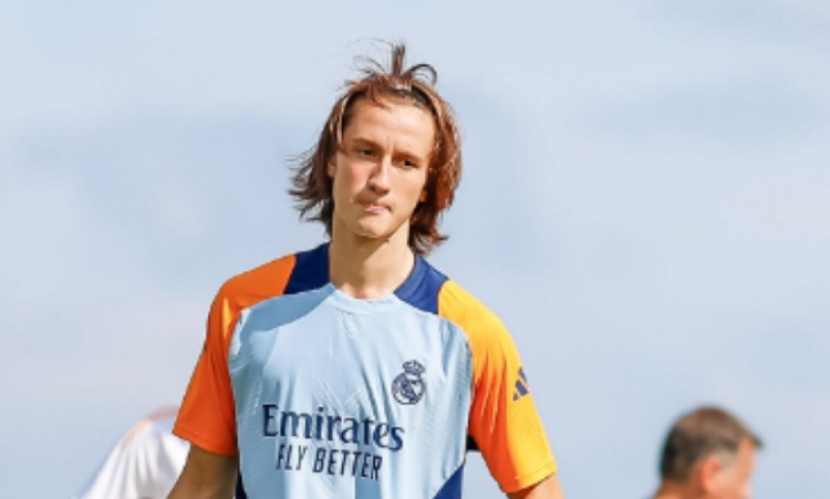 世体:在皇马新赛季前集训中,16岁中卫霍安-马丁内斯表现出色