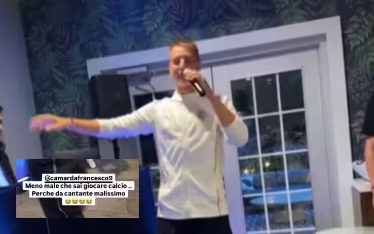 卡马尔达按传统为全队唱歌,莱奥调侃:幸好你会踢球,唱得太糟了