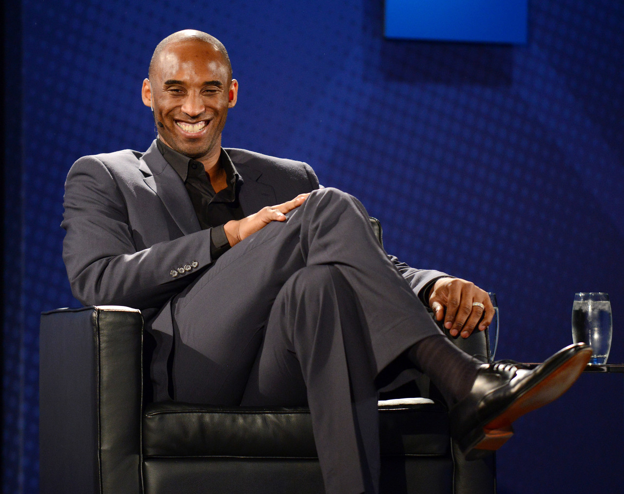 尼克-杨:科比有次来替补席让新秀给他让座 那个新秀只能坐地上了