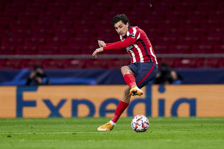 马竞官方:吉梅内斯因不舒服被替换下场,莫拉塔感觉膝盖不适