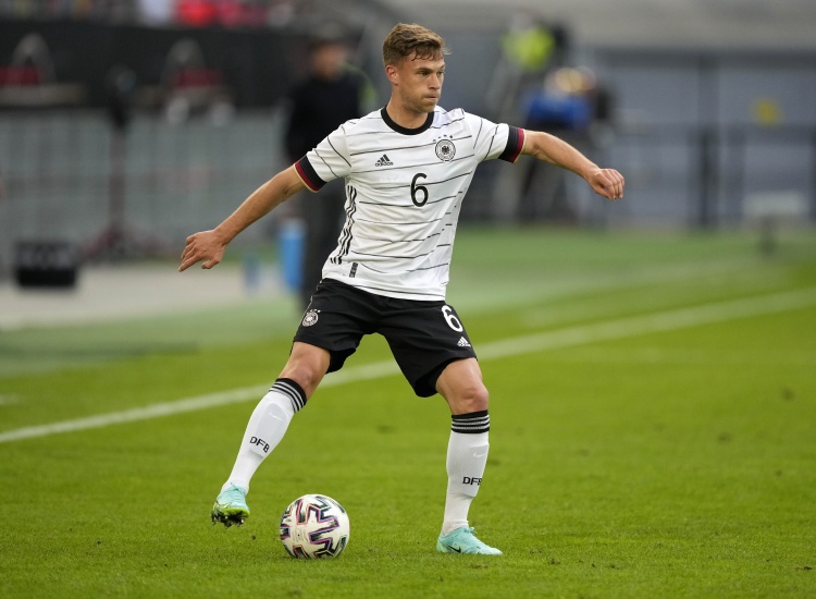 基米希:6号位需要全方位注意力,踢右后卫跑动更多对抗更激烈