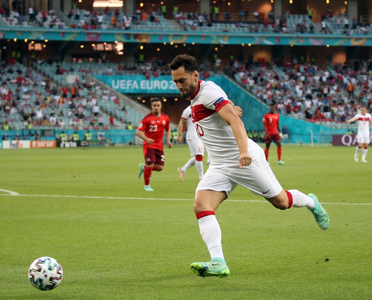 恰尔汗奥卢:希望球队能走到最后 没和荷兰的国米队友交谈