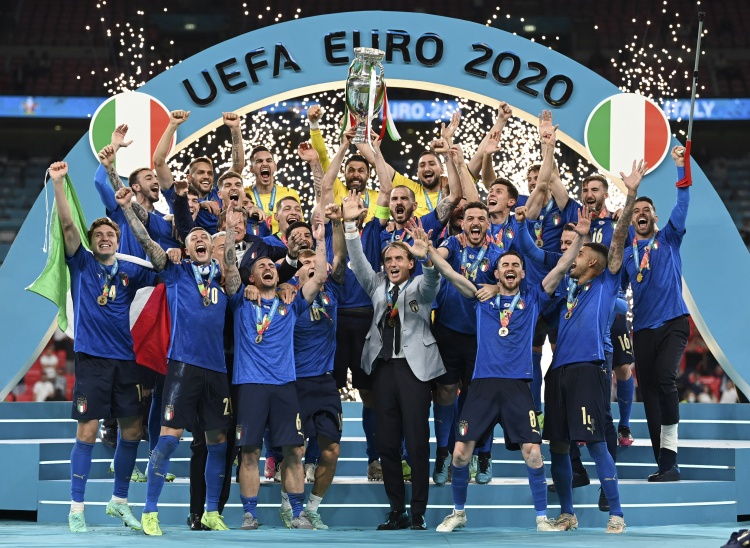 葡萄牙是第7支单届欧洲杯两次点球大战的球队，仅意大利均获胜